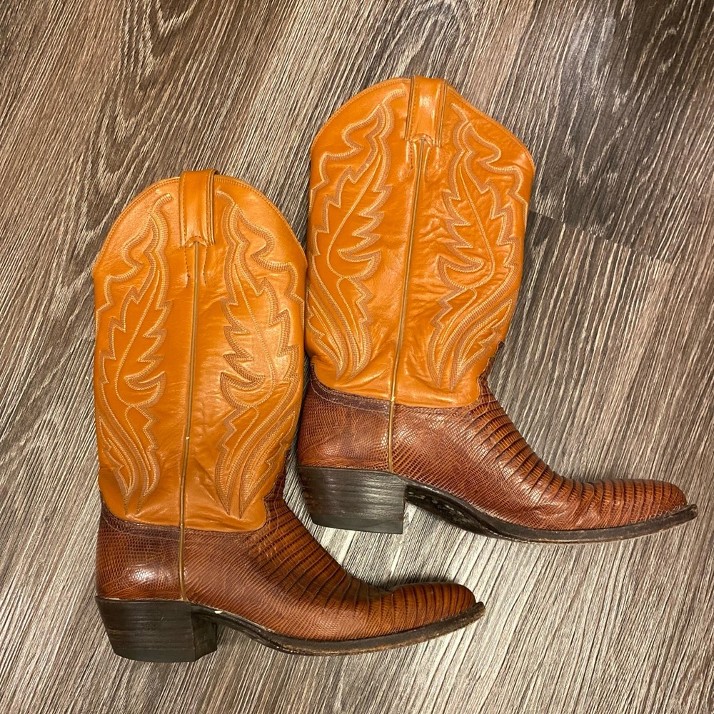 Gorgeous Vintage Justin Leather Boots! Let’s go girls 🎶🎶